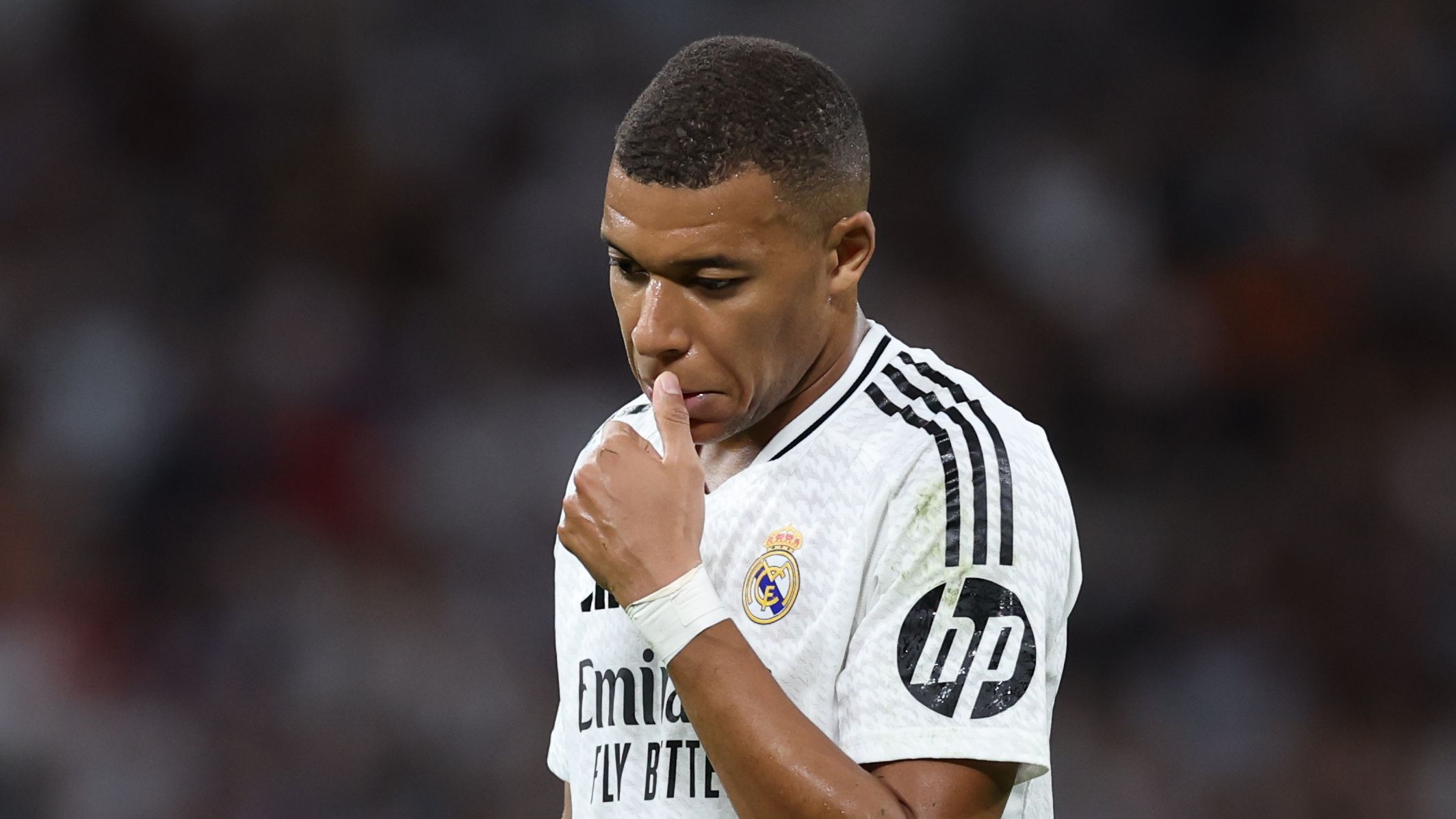 Kylian Mbappé pensif sous le maillot du Real Madrid