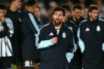 Lionel Messi au micro, entouré de ses coéquipiers, lors de son adieu à l'Argentine au Monumental