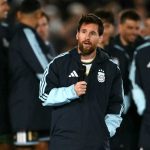Lionel Messi au micro, entouré de ses coéquipiers, lors de son adieu à l'Argentine au Monumental