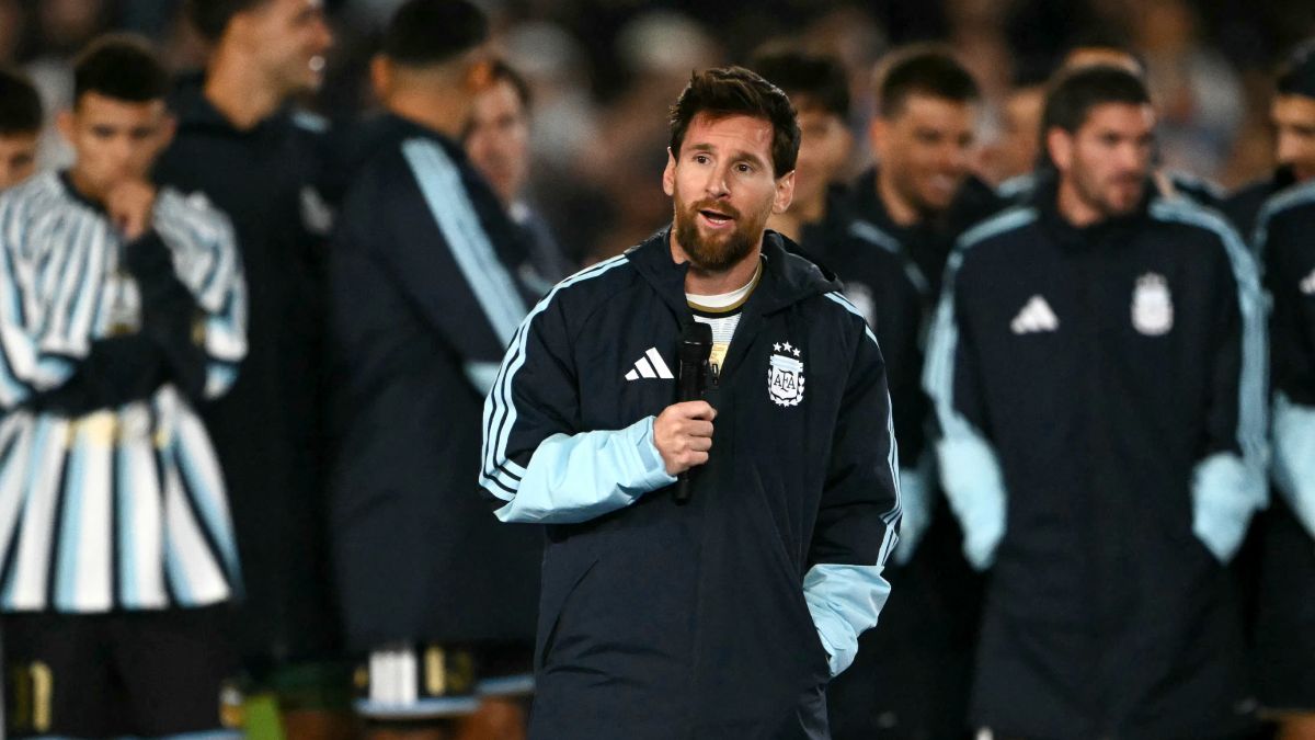 Lionel Messi au micro, entouré de ses coéquipiers, lors de son adieu à l'Argentine au Monumental