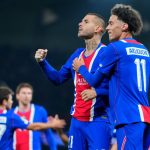 Lucas Hernández et Maghnes Akliouche célèbrent un but du PSG contre Barcelone en Ligue des champions