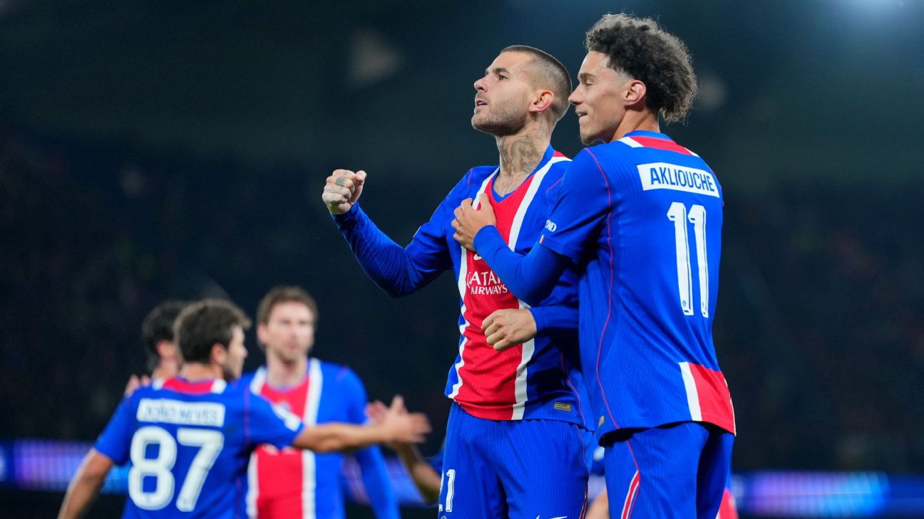 Lucas Hernández et Maghnes Akliouche célèbrent un but du PSG contre Barcelone en Ligue des champions