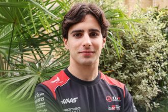 Rafael Camara, nouveau pilote Haas de Formule 1 pour 2027, en tenue de l’équipe