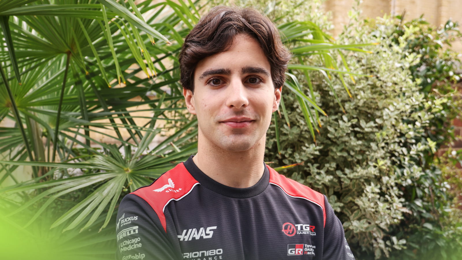 Rafael Camara, nouveau pilote Haas de Formule 1 pour 2027, en tenue de l’équipe