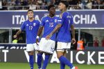 Gianluca Scamacca fête son but avec ses coéquipiers lors d'Italie-Turquie en Ligue des nations