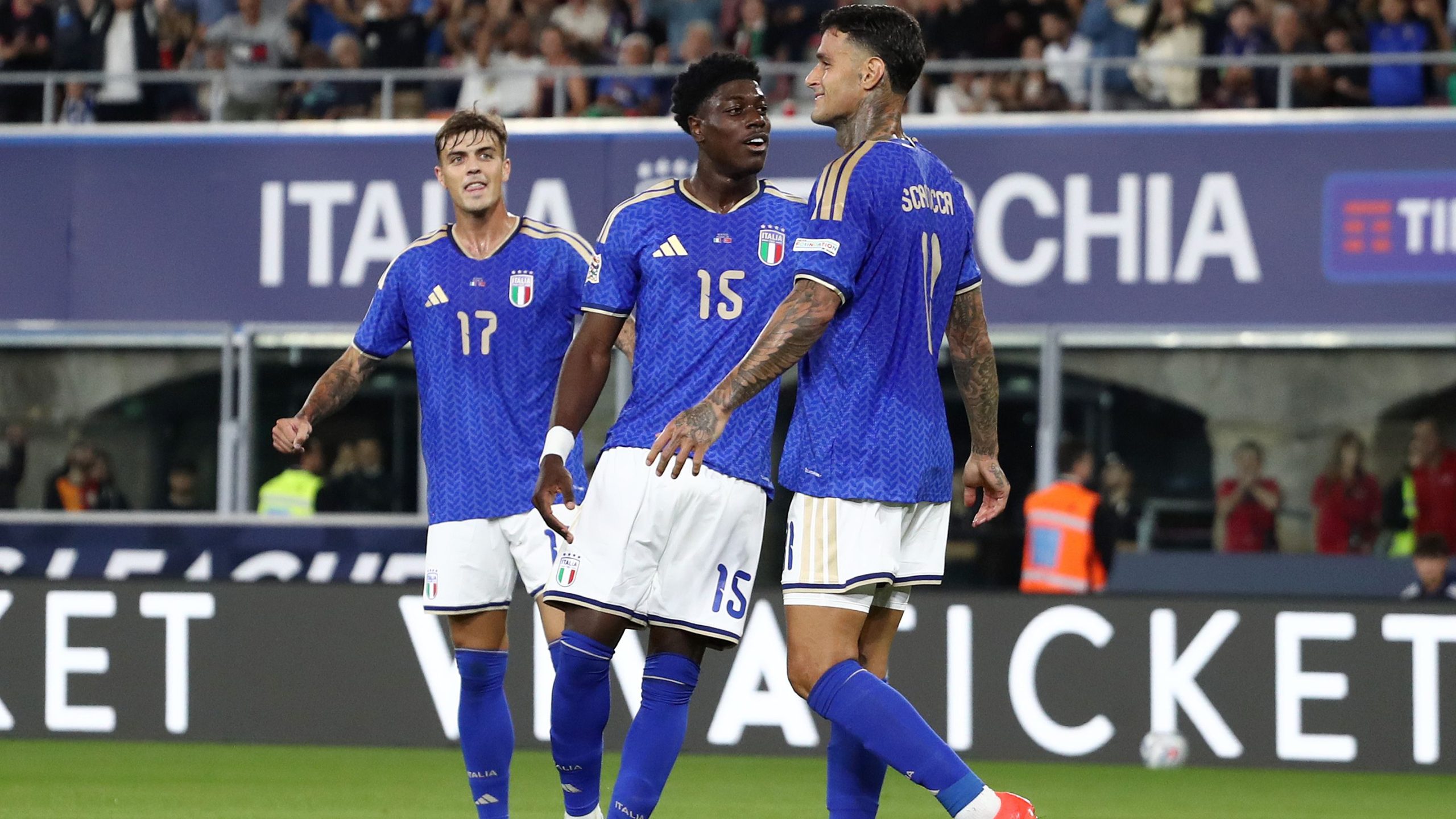 Gianluca Scamacca fête son but avec ses coéquipiers lors d'Italie-Turquie en Ligue des nations