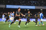 Joueurs de la Roma qui célèbrent un but au stade Diego-Armando-Maradona contre Napoli, 8e journée de Serie A