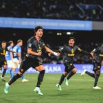 Joueurs de la Roma qui célèbrent un but au stade Diego-Armando-Maradona contre Napoli, 8e journée de Serie A