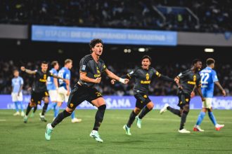 Joueurs de la Roma qui célèbrent un but au stade Diego-Armando-Maradona contre Napoli, 8e journée de Serie A