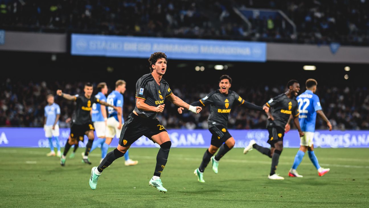 Joueurs de la Roma qui célèbrent un but au stade Diego-Armando-Maradona contre Napoli, 8e journée de Serie A