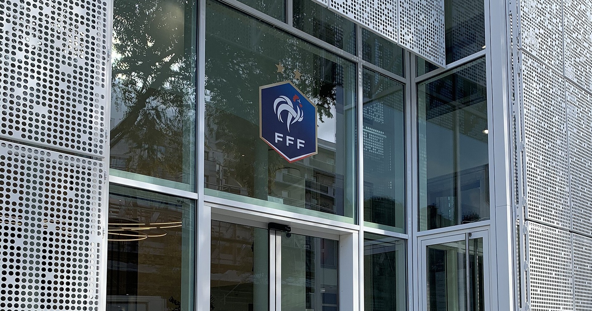 Entrée du siège de la Fédération française de football à Paris