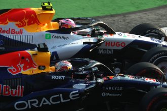 Les monoplaces de Max Verstappen (Red Bull) et Liam Lawson (Racing Bulls) côte à côte lors des EL2 du GP du Mexique 2026