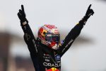 Max Verstappen, bras levés en casque Red Bull, célèbre sa victoire au GP de Bahreïn 2026 à Sepang
