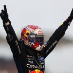 Max Verstappen, bras levés en casque Red Bull, célèbre sa victoire au GP de Bahreïn 2026 à Sepang