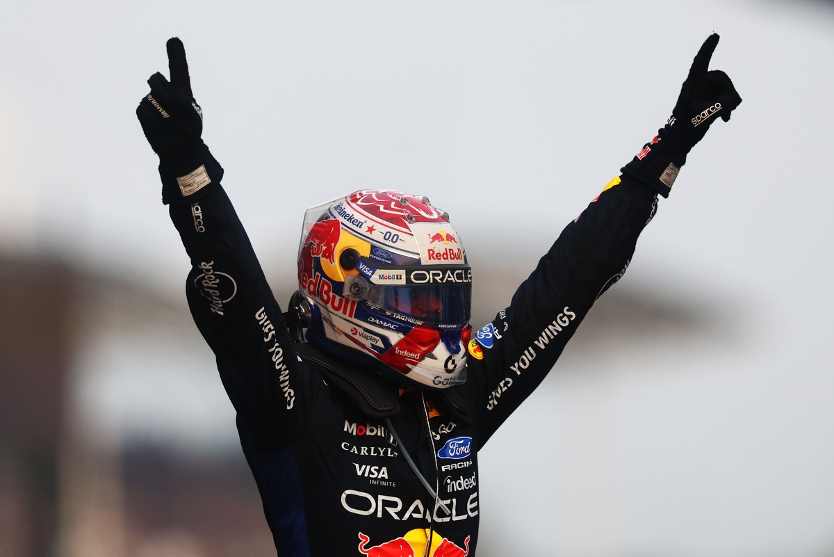 Max Verstappen, bras levés en casque Red Bull, célèbre sa victoire au GP de Bahreïn 2026 à Sepang