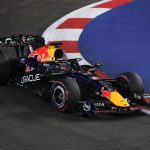 Max Verstappen au volant de la Red Bull de nuit sur le circuit de Marina Bay lors du GP de Singapour 2026