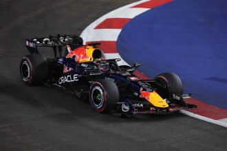 Max Verstappen au volant de la Red Bull de nuit sur le circuit de Marina Bay lors du GP de Singapour 2026