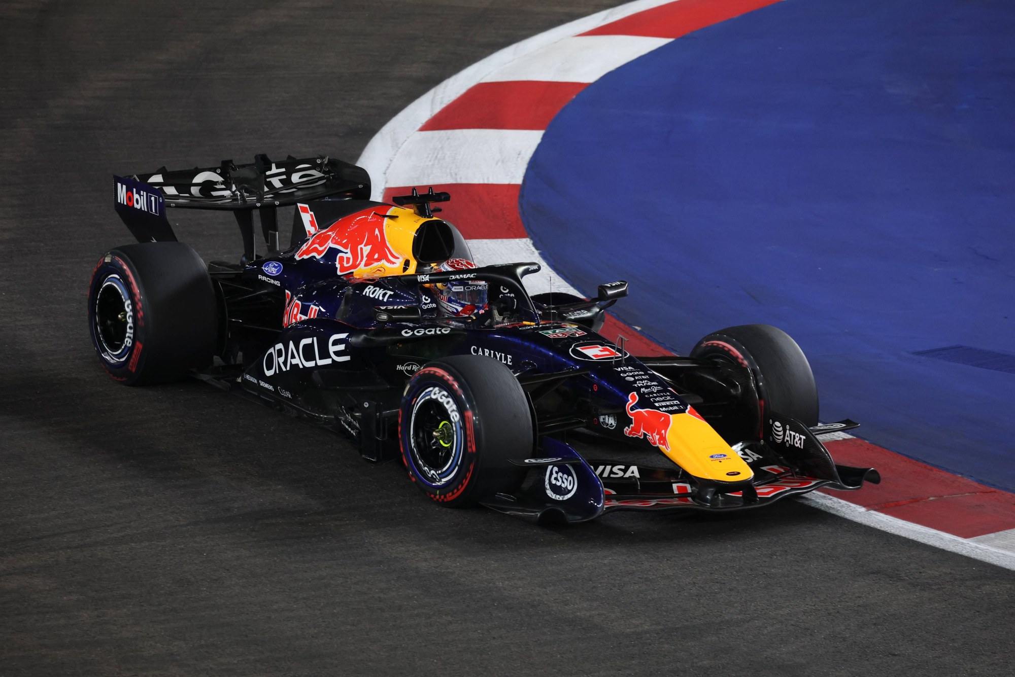 Max Verstappen au volant de la Red Bull de nuit sur le circuit de Marina Bay lors du GP de Singapour 2026