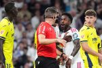 Vinícius Júnior conteste son carton rouge face à l'arbitre lors de Real Madrid - Villarreal