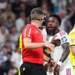 Vinícius Júnior conteste son carton rouge face à l'arbitre lors de Real Madrid - Villarreal