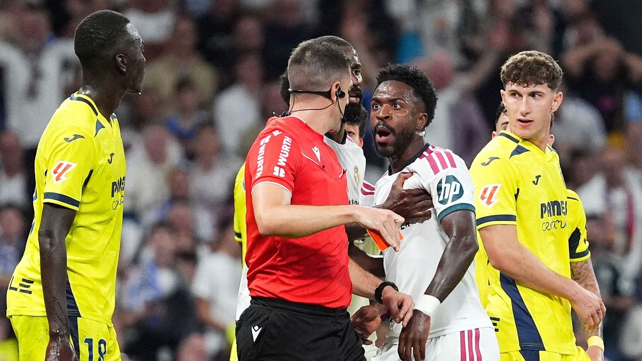Vinícius Júnior conteste son carton rouge face à l'arbitre lors de Real Madrid - Villarreal